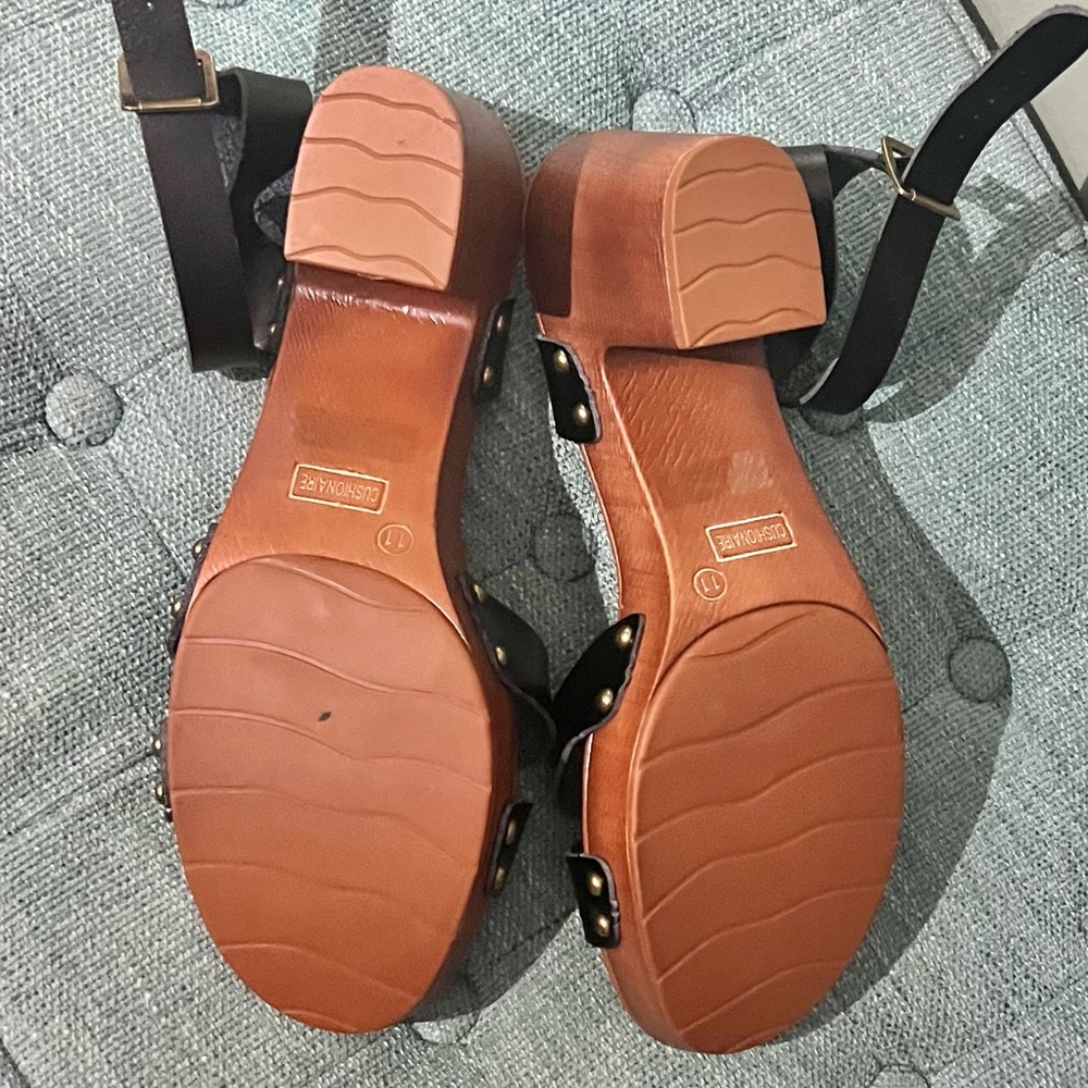 Size 11 M CUSHIONAIRE Women's Sandra Faux Wood Sandal +LiteSole Technology - Picture 2 of 4